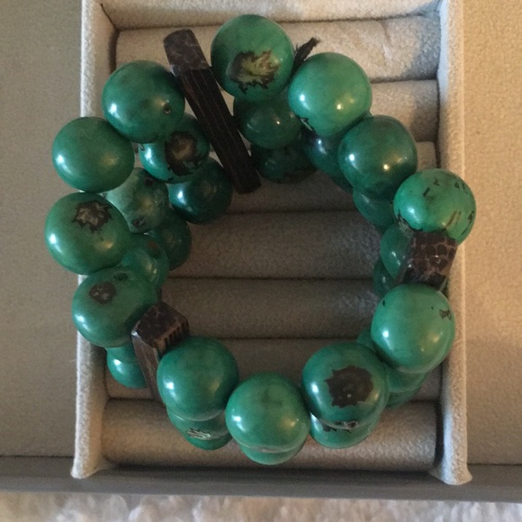 Three strand green bead bracelet w/ wood accents 7.5” - Picture 5 of 7